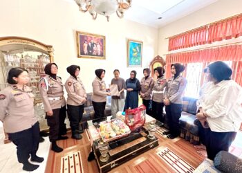 Dalam Rangka HUT Polwan ke-78, Polwan Polda Jabar Anjangsana kepada Personel yang Sakit