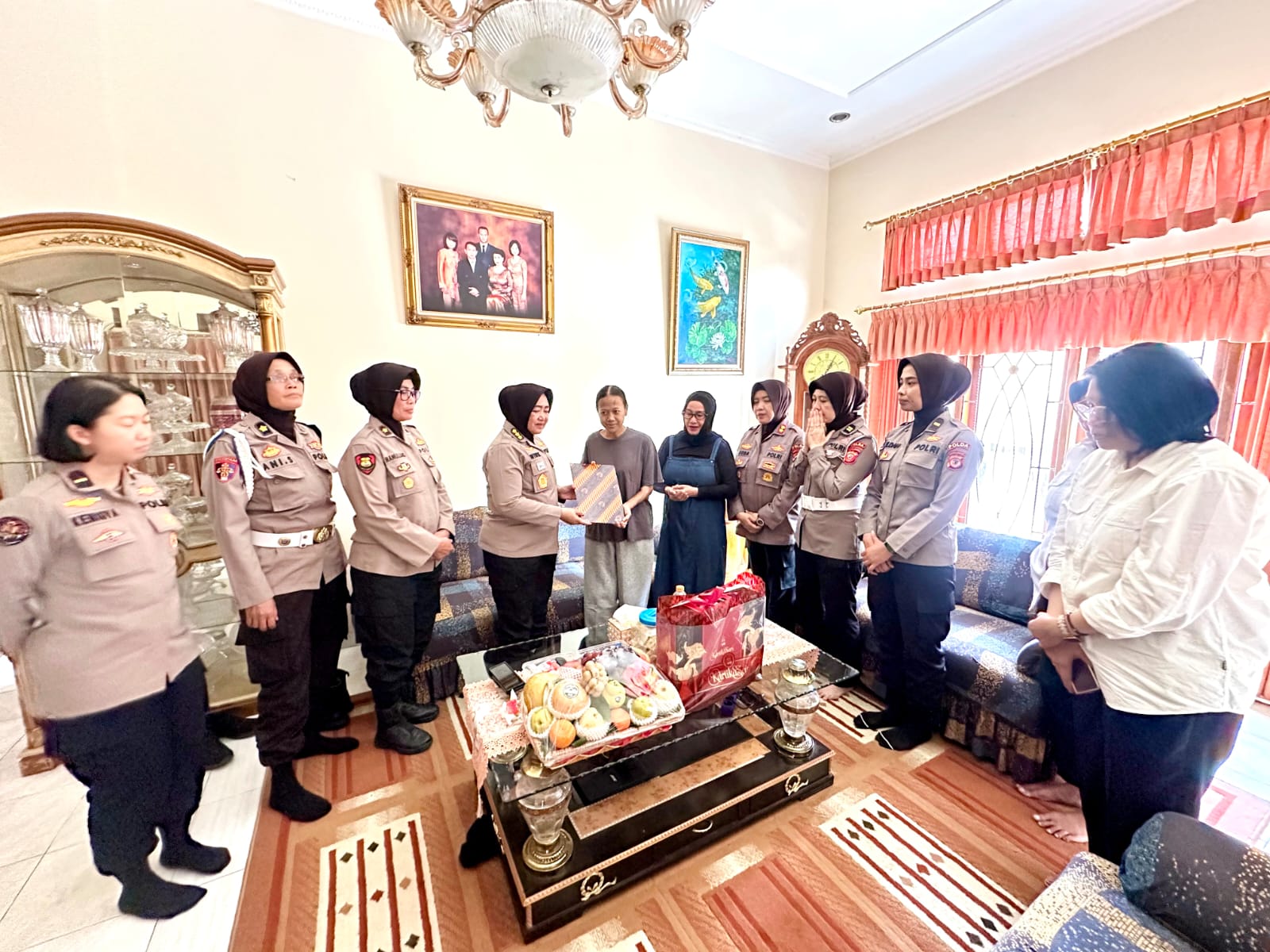 Dalam Rangka HUT Polwan ke-78, Polwan Polda Jabar Anjangsana kepada Personel yang Sakit