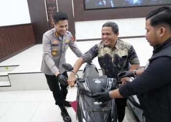 Polisi Amankan Puluhan Botol Miras, Penjual Ditangkap Saat Transaksi COD dengan Petugas yang Menyamar sebagai Pembeli
