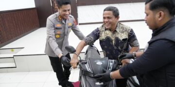 Polisi Amankan Puluhan Botol Miras, Penjual Ditangkap Saat Transaksi COD dengan Petugas yang Menyamar sebagai Pembeli