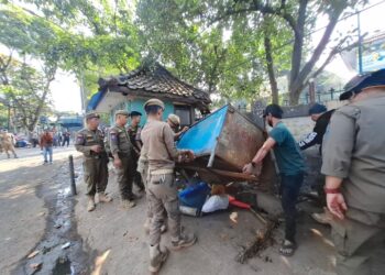 Pulihkan Fungsi Trotoar, Pemkot Bandung Tertibkan 36 PKL dan Bangunan Liar di Jalan Rajiman