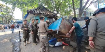Pulihkan Fungsi Trotoar, Pemkot Bandung Tertibkan 36 PKL dan Bangunan Liar di Jalan Rajiman