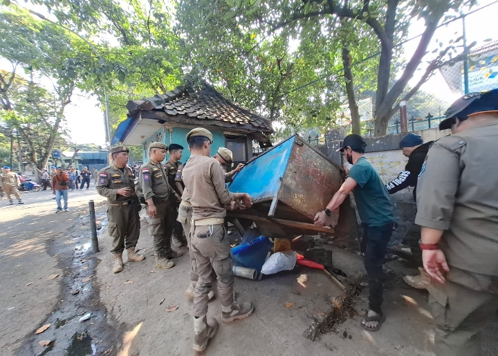 Pulihkan Fungsi Trotoar, Pemkot Bandung Tertibkan 36 PKL dan Bangunan Liar di Jalan Rajiman