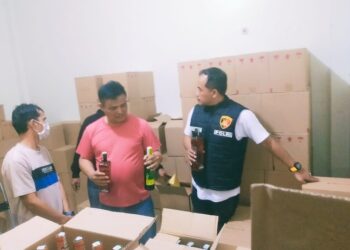 Polresta Bandung gerebek gudang miras di Pameungpeuk Bandung, Polisi Sita 7.000 Botol Berbagai Merek