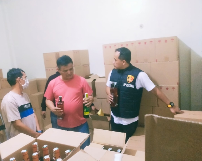 Polresta Bandung gerebek gudang miras di Pameungpeuk Bandung, Polisi Sita 7.000 Botol Berbagai Merek