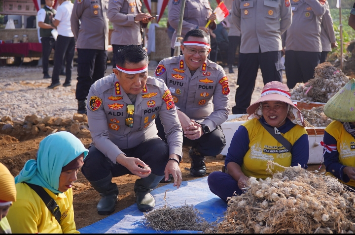 Polresta Bandung Ikuti Penanaman Bawang Putih Serentak, Dukung Ketahanan Pangan Nasional