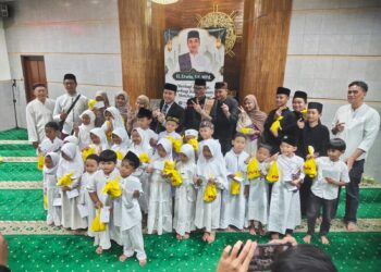 Elitkita.com Berkolaborasi dengan DKM Masjid Al-Mukhlisin Tebar Kebaikan Berbagi Al-Qur’an & Santunan, Wawalkot Bandung H. Erwin Berikan Simbolis