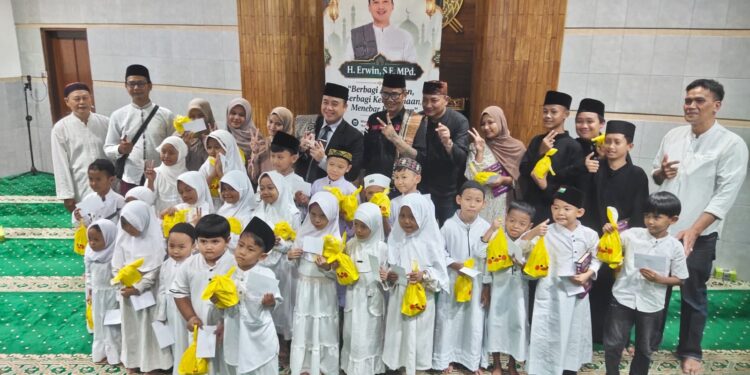 Elitkita.com Berkolaborasi dengan DKM Masjid Al-Mukhlisin Tebar Kebaikan Berbagi Al-Qur’an & Santunan, Wawalkot Bandung H. Erwin Berikan Simbolis