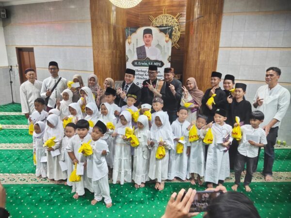 Elitkita.com Berkolaborasi dengan DKM Masjid Al-Mukhlisin Tebar Kebaikan Berbagi Al-Qur’an & Santunan, Wawalkot Bandung H. Erwin Berikan Simbolis