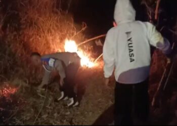 Anggota Polsek Majalengka Bersama Unsur Terkait Berjibaku Padamkan Kebakaran Lahan dan Hutan di Gunung Margatapa