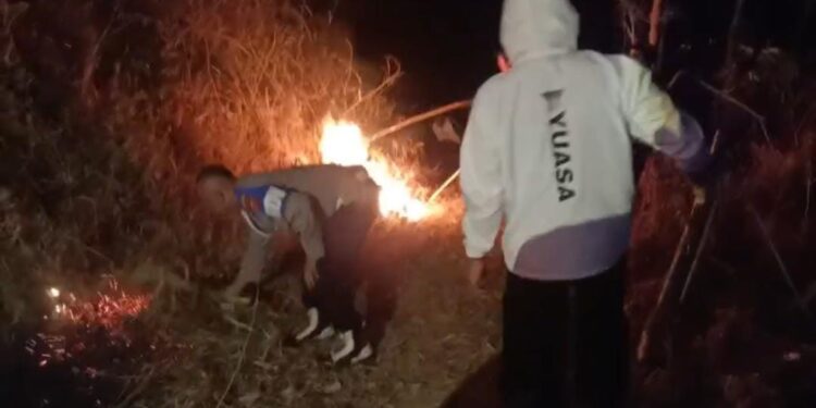 Anggota Polsek Majalengka Bersama Unsur Terkait Berjibaku Padamkan Kebakaran Lahan dan Hutan di Gunung Margatapa