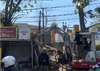Tak Beri Ruang, Pemkot Bandung Tertibkan 18 Bangunan Liar di Cicendo