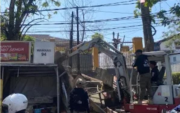 Tak Beri Ruang, Pemkot Bandung Tertibkan 18 Bangunan Liar di Cicendo