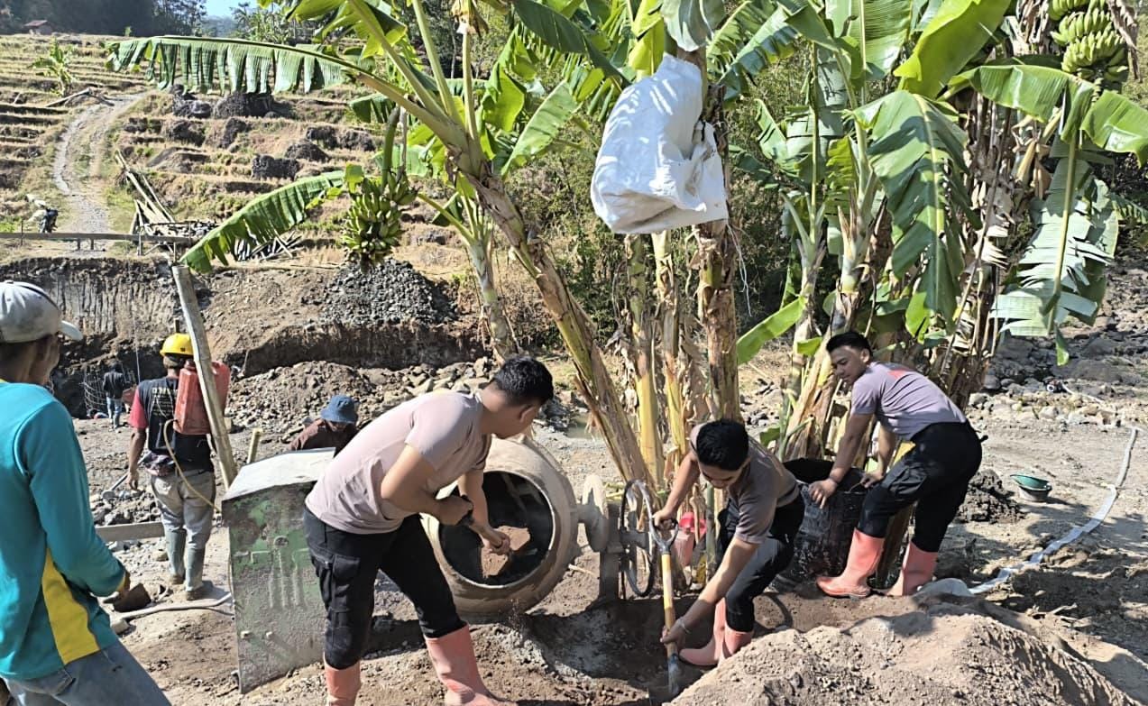 Puluhan Personel Batalyon A Pelopor Diturunkan Bangun Jembatan Merah Putih di Kabupaten Majalengka