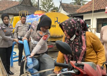 Polisi Salurkan Toren Air untuk Warga Terdampak Kekeringan