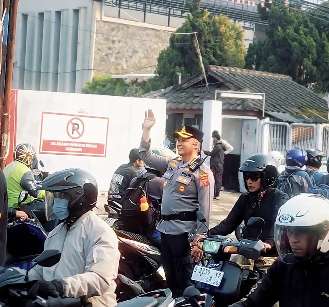 Hari Kedua Menjabat, Kapolresta Bandung Turun Langsung Atur Lalu Lintas di Katapang