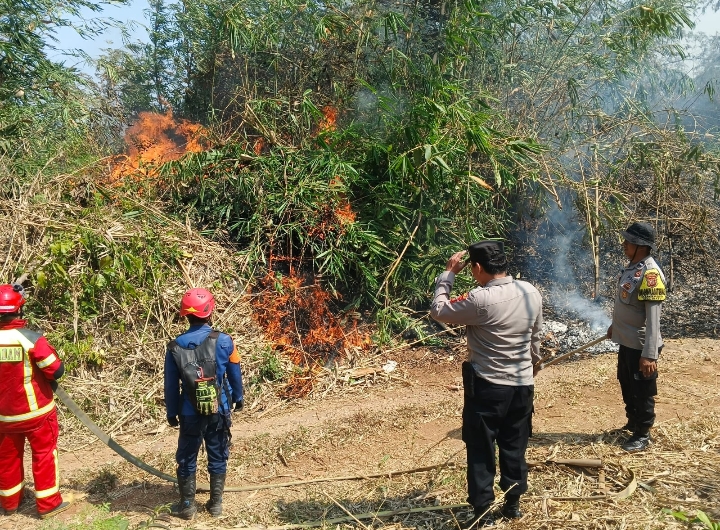 Polisi Bersama Damkar dan Warga Padamkan Kebakaran Lahan, Masyarakat Diimbau Waspada