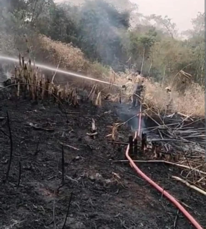 POLSEK CANGKUANG POLRESTA BANDUNG RESPONS CEPAT PENANGANAN KEBAKARAN LAHAN DI DESA BANDASARI