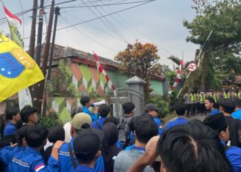 Puluhan Mahasiswa PC PMII Gelar UNRAS Di Depan Kantor DLH Kota Sukabumi