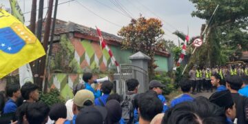 Puluhan Mahasiswa PC PMII Gelar UNRAS Di Depan Kantor DLH Kota Sukabumi