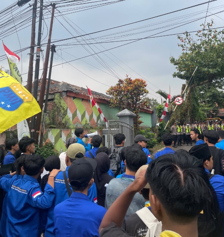 Puluhan Mahasiswa PC PMII Gelar UNRAS Di Depan Kantor DLH Kota Sukabumi
