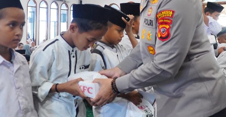POLRESTA BANDUNG GELAR ‘JUMAT BERKAH’ BERSAMA 1.000 ANAK YATIM