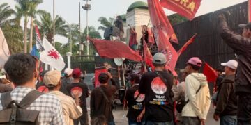 Massa AGRA Geruduk DPR pada Hari Tani Nasional, Tolak UU Reforma Agraria yang Baru Disahkan