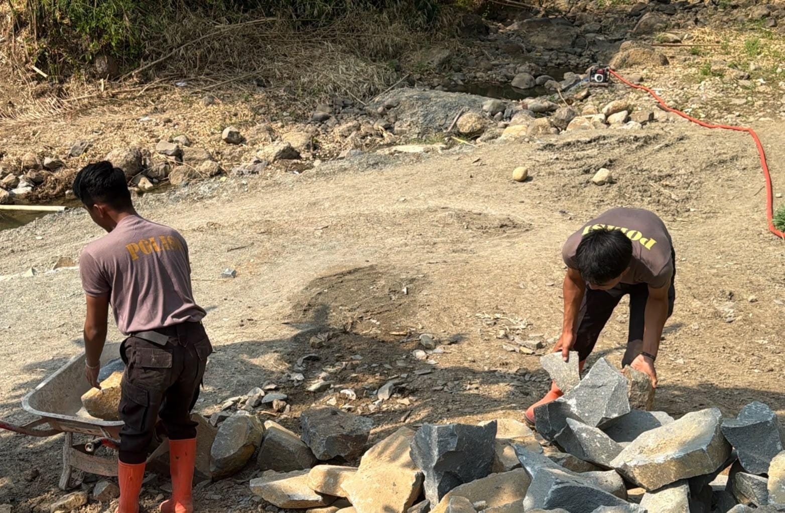 Tim SAR Sat Brimob Polda Jabar Bantu Proses Pembangunan Jembatan Merah Putih Di Majalengka