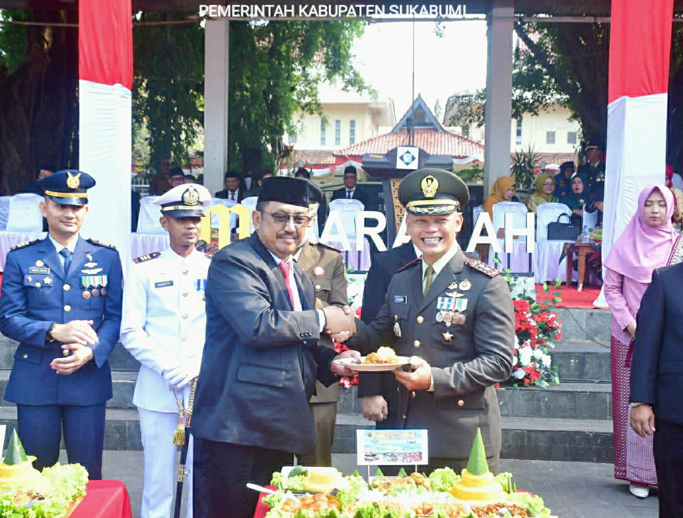 DANDIM 0622/KABUPATEN SUKABUMI PIMPIN UPACARA PERINGATAN HUT 81 TNI DIHADIRI BUPATI
