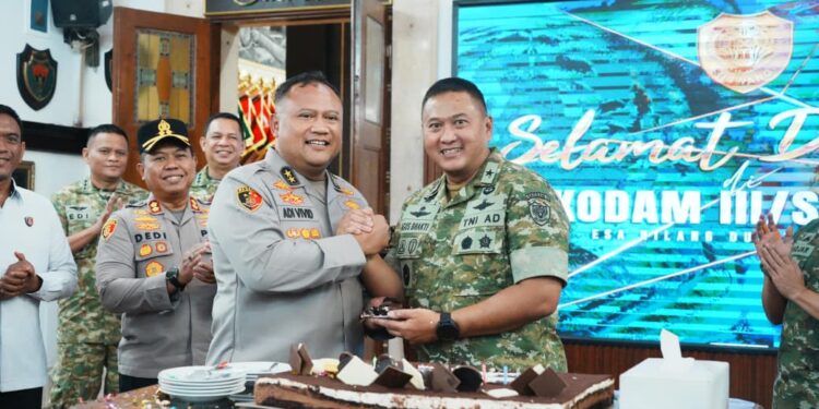 Perkokoh Sinergitas TNI-Polri, Wakapolda Jabar Hadiri Peringatan HUT ke-81 TNI di Makodam III/Siliwangi