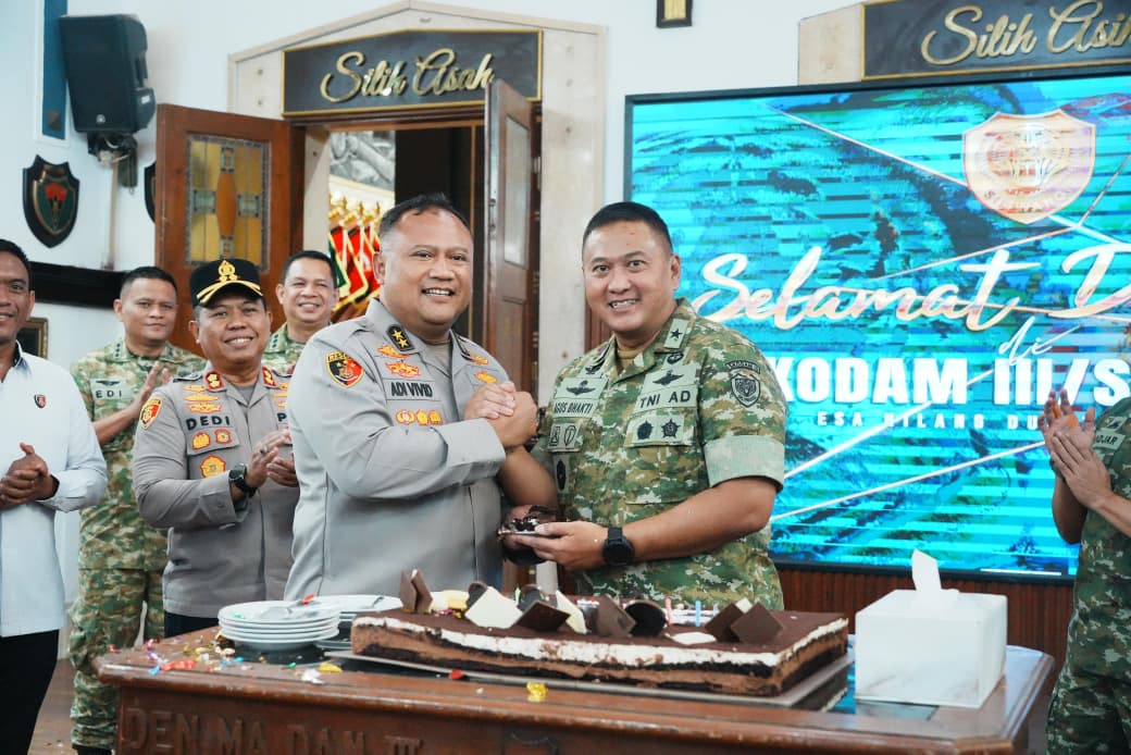 Perkokoh Sinergitas TNI-Polri, Wakapolda Jabar Hadiri Peringatan HUT ke-81 TNI di Makodam III/Siliwangi