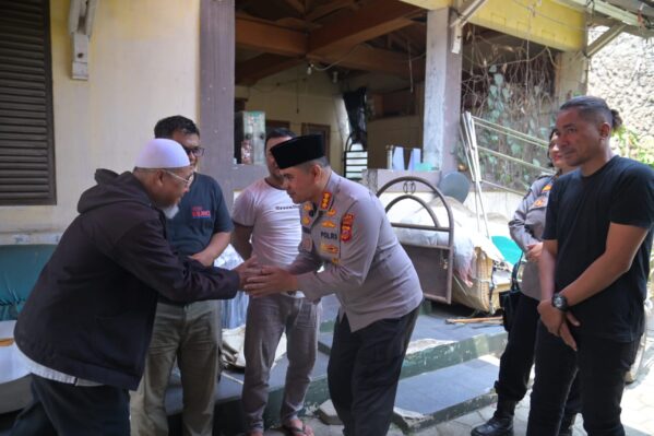 Wujud Empati dan Soliditas Kemitraan, Kabid Humas Polda Jabar Bertakziah atas Wafatnya Ibunda Remy Suryadi (Wartawan Koran Gala)