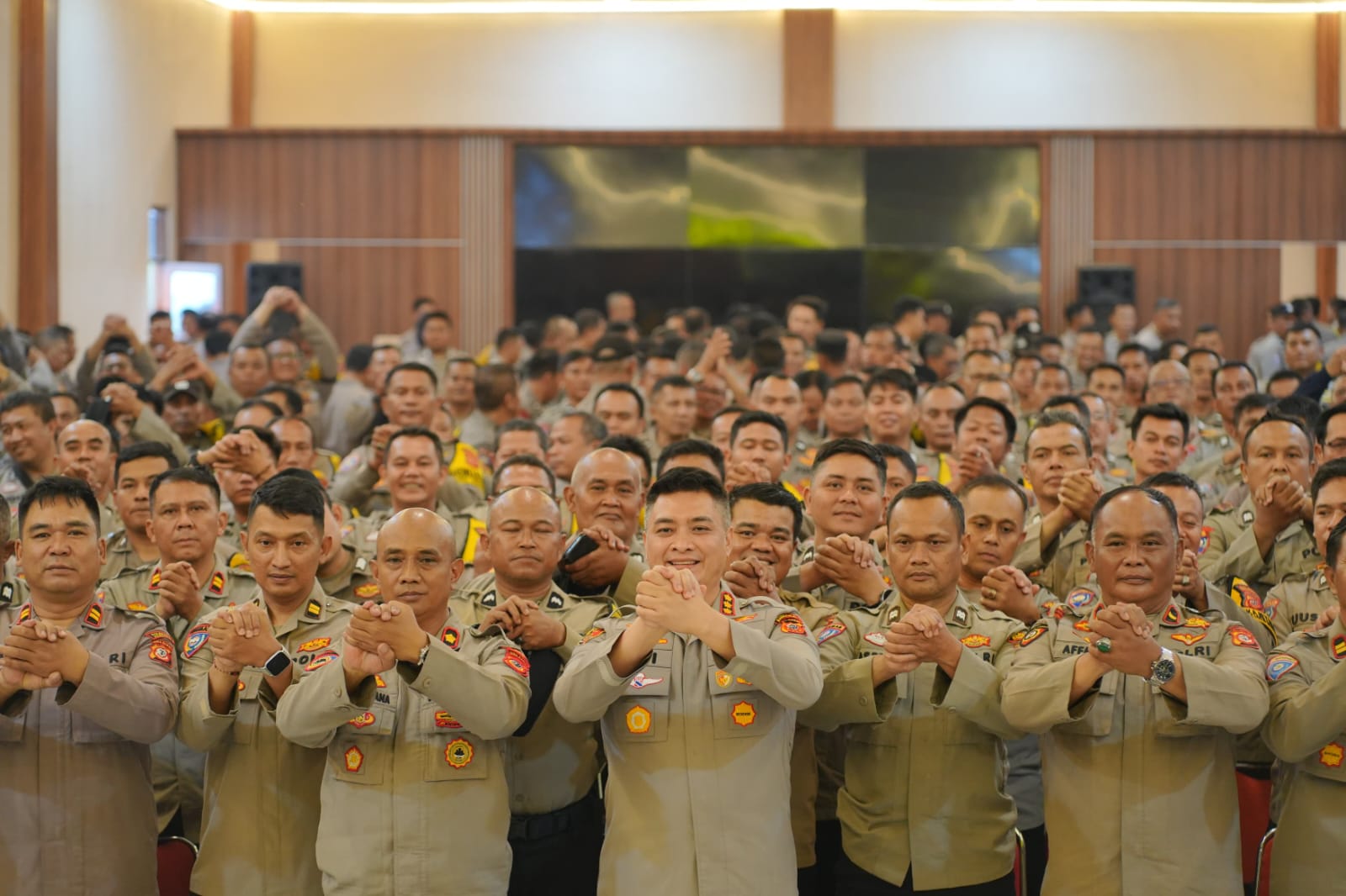 Pesan Kapolresta Bandung Kombes Pol Dr Tri Suhartanto, Cermin Baru Polisi Dekat Bersama Rakyat Kekinian