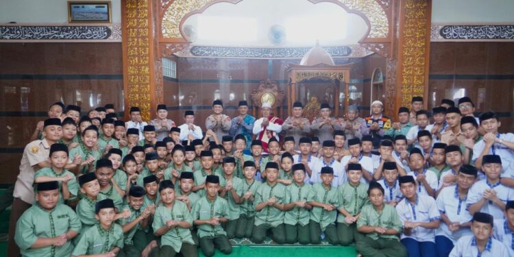 Pererat Kemitraan Polri dan Masyarakat, Plh. Kabid Humas Polda Jabar Shalat Jumat di Ponpes Nurul Iman