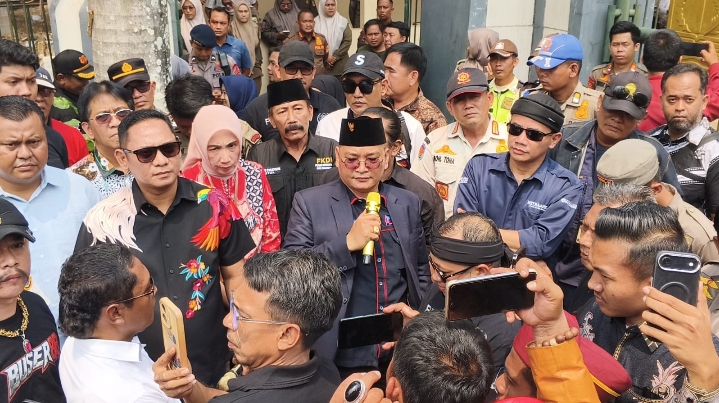 RATUSAN JURNALIS GERUDUK PEMKAB BEKASI! “ANTI-KRITIK JANGAN JADI PEJABAT, JADI TUKANG CILOK SAJA!”