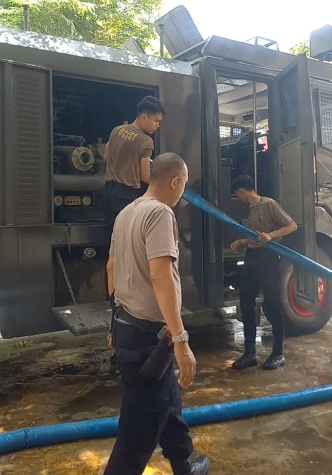 Polisi Salurkan 12.000 Liter Air Bersih ke Ponpes Idrisiyyah, Santri Terbantu