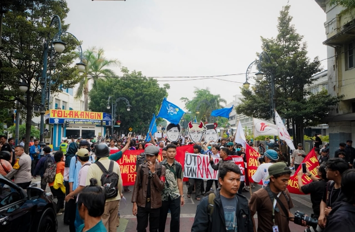 Bandung Kondusif Pasca Kerusuhan Dago, Belasan Anggota Polisi Alami Luka – Luka