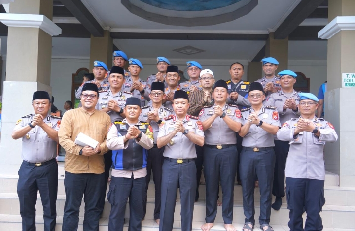 Kapolda Jabar Gelar Shalat Jumat Keliling di Masjid Besar Kaum Ujung Berung, Pererat Silaturahmi dengan Masyarakat