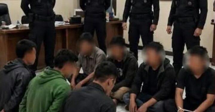 MENAKJUBKAN! BRIMOB MUDA ASAL GARUT LUMPUHKAN 7 PENJAHAT SENDIRIAN CUMA PAKAI TANGAN KOSONG!