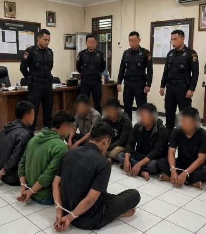 MENAKJUBKAN! BRIMOB MUDA ASAL GARUT LUMPUHKAN 7 PENJAHAT SENDIRIAN CUMA PAKAI TANGAN KOSONG!
